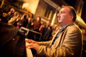 Neil Brand playing the piano at the 2009 Cambridge Folk Festival